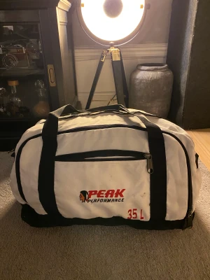Peak performance bag  - Peak performance bag som knappt varit till användning 