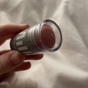 Milk stick  - Jag säljer det här milk sicket i färgen dash för att den inte kommer till användning. Jag har använt den ca 3 gånger. Hoppas nån vill köpa💖