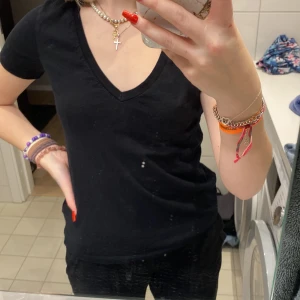 T-shirt - En bekväm vringad tröja från PULL&BEAR. Den är väldigt bekväm men tyvärr förstor för mig. 