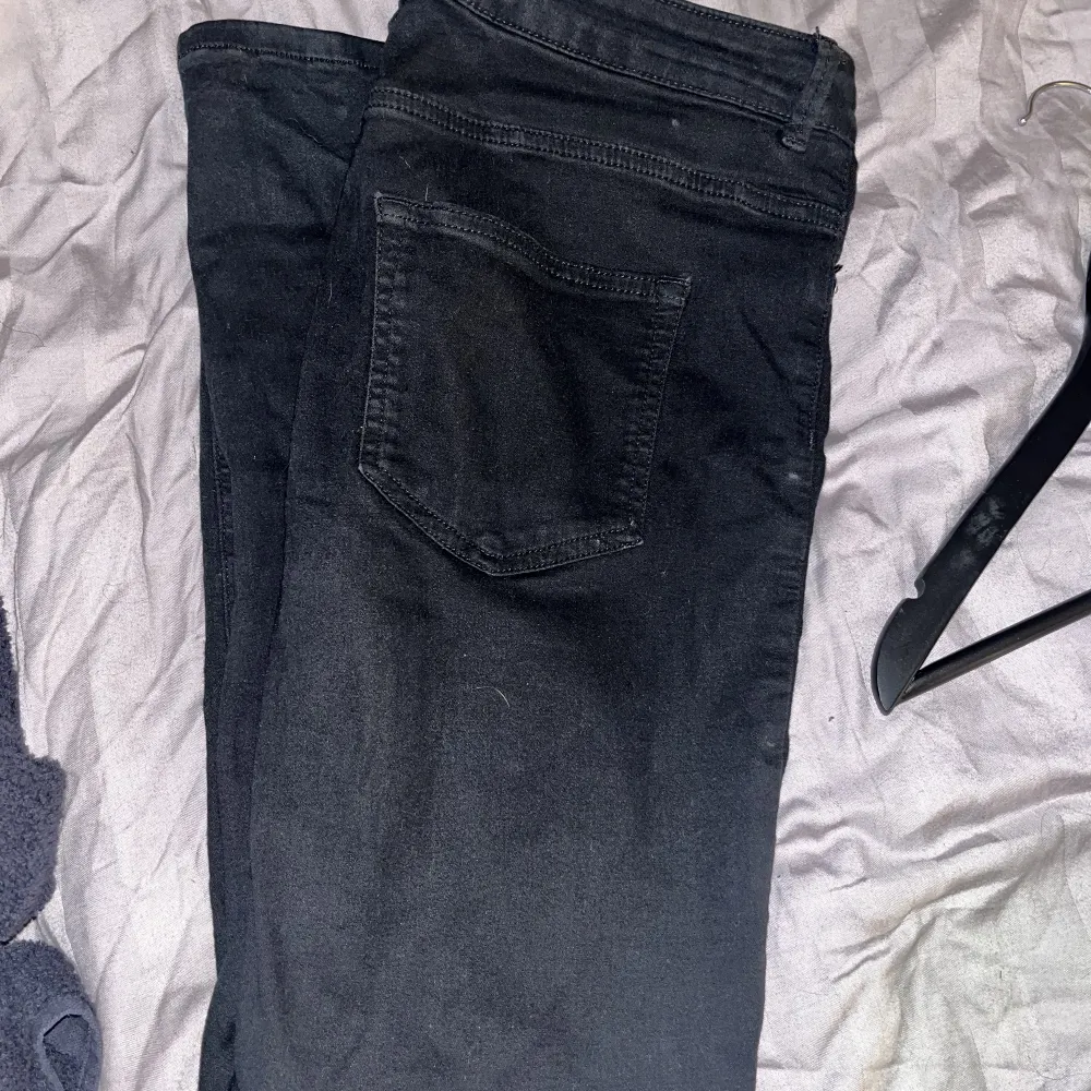Svarta jeans från BIKBOK.  Storlek Medium . Jeans & Byxor.