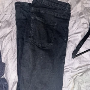 Jeans  - Svarta jeans från BIKBOK.  Storlek Medium 