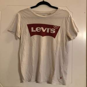 vit Levi’s t-shirt i storlek M. väl använd men i bra skick. skicka pm om du har frågor eller vill se fler bilder <3 