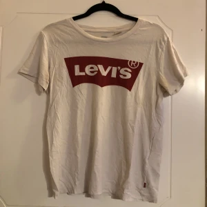 Levi’s t-shirt  - vit Levi’s t-shirt i storlek M. väl använd men i bra skick. skicka pm om du har frågor eller vill se fler bilder <3 