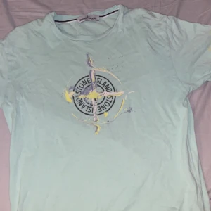 Stone island T-shirt  - Ny pris är 1300 som ni ser, kvittot är borta och qr koden klippte jag bort för det irriterade så mycket men har kvar påse och lite annat. 