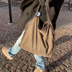 Stella McCartney väska  - Jättefin Stella väska som ej kommer till användning längre. De är modellen med två stycken band. Mörkbrun och assnygg i färgen verkligen. Kom med prisförslag och fler frågor. Har äkthetsbevis!!