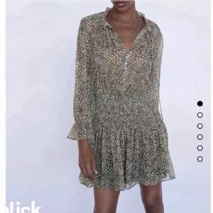 Säljer denna fina klänningen då den inte kommer till användning längre. loggan är bort klippt för köpte den av en tjej här på Plick💞annars skulle ja säga att den är i gott skick. Skriv vid frågor!