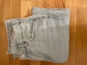 Jeans  - Jeans från bikbok kostade 500kr nypris använda typ en gång för hade ett par likadana men råkade köpa igen och glömde lämna tillbaka❤️ skriv om ni vill ha fler bilder elle rom frågor❤️
