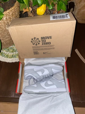 Nike Dunk Low Grey Fog  - Hej, säljer ett par helt oanvända deadstock Nike Dunk Low Grey Fog. De är i storlek 42,5 och True To Size. Box och allt ingår vid köp. Hör av dig vid frågor!