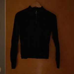 Tröja från vero moda  - Cirka 3 år gammal tröja med ”ribbat mönster” från vero moda. I storlek s. Använd ett fåtal gånger. 