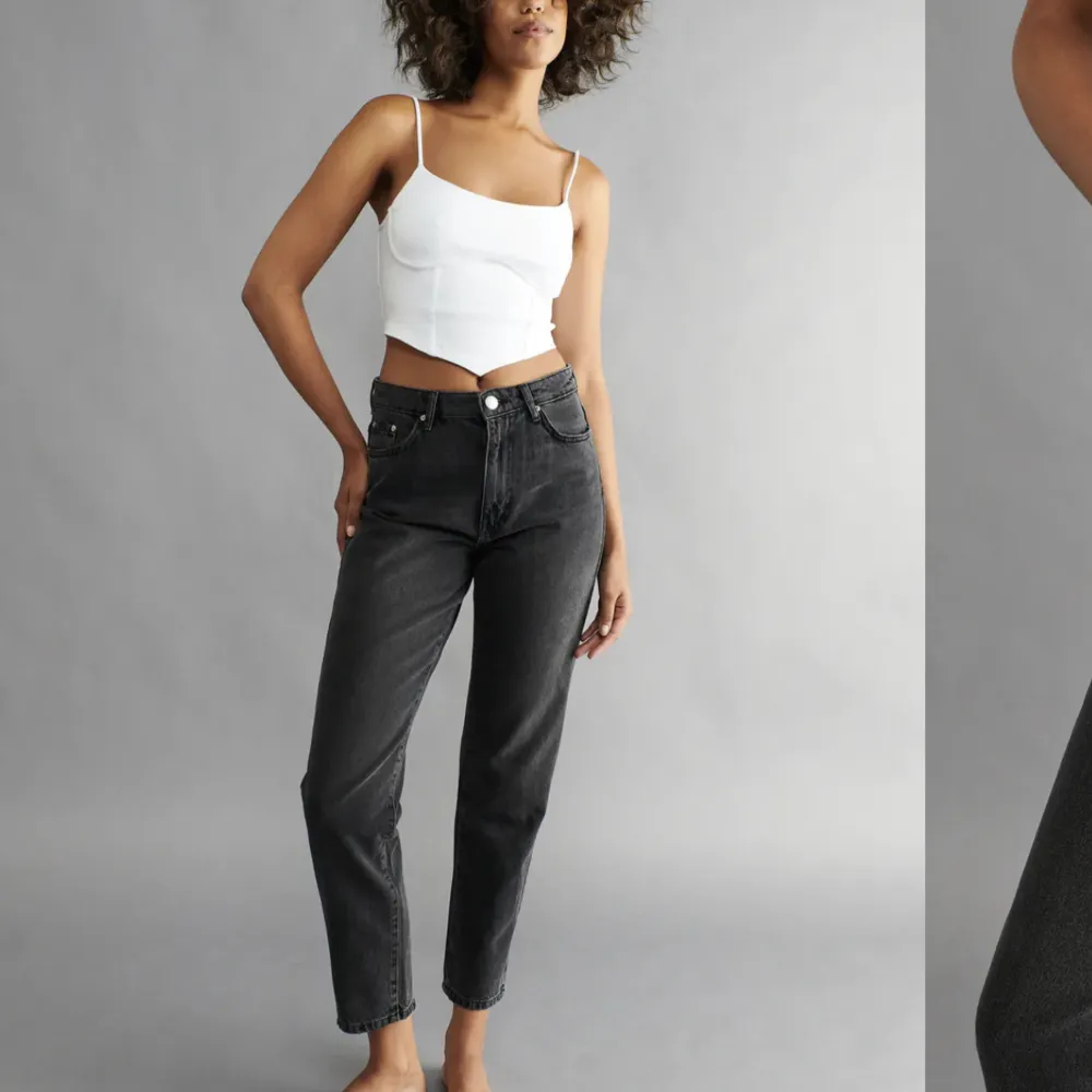 Säljer dessa snygga jeans då de tyvärr är för stora för mig!  från Gina tricot modell Dagny mom jeans i storlek 34, de är använda men i fint skick 💗. Jeans & Byxor.