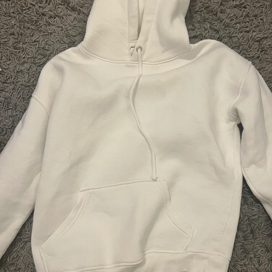 Vit hoodie från bikbok