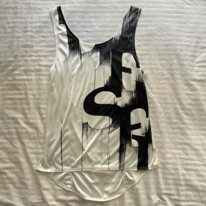 Diesel topp - Märke: Diesel Storlek: S. Passar även M. Möts i stockholm eller fraktar :)