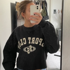 Collegetröja  - Säljer min super sköna collegetröja från gina! Nästan aldrig använd så därför fint skick🫶🏼 strolek s