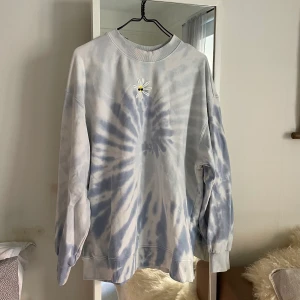 Sweatshirt strl M - Sweatshirt i storlek M från H&M i fint batik-mönster med en broderad sol fram. I gott skick. 