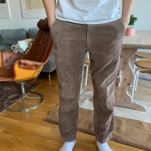 Manchester byxor - Bruna Manchester byxor i storlek 48 från these glory days. 