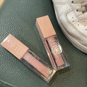 Maybelline lifter gloss 002 ice - Säljer dessa två populära läppglans från Maybelline i färgen 002. Helt oanvända. Båda för 100kr eller 50kr/styck. Nypris: ca 100kr. Pris kan diskuteras 😄
