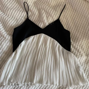 Svart-Vitt Linne - !frakt ingår inte! tryck inte på köp nu!  säljer det här linnet i väldigt bra skick eftersom jag inte får användning av det, priset kan diskuteras