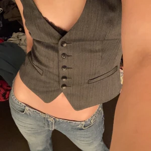 Kostymväst - Supersnygg Kostymväst!! Passar både att ha för sig själv eller över andra tröjor, verkligen SÅ snygg passform! Passar XS-M beroende på önskad passform skulle jag säga, Köparen står för frakt