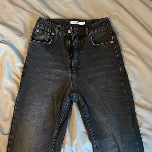 Svarta jeans NA-KD - Ett par superfina jeans från NA-KD som tyvärr är för små, använda ett fåtal gånger så är nästan som nya! Sista bilden är från hemsidan, ordinarie pris är 549kr!✨✨  Skriv för mer info om frakt osv!