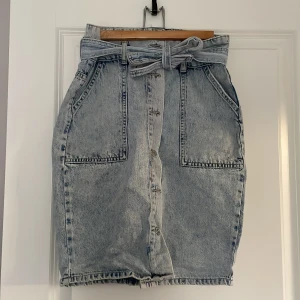 Kjol - Gina Tricot - Snygg kjol som går ner till knäna i jeans! 