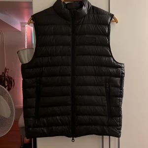 Duvetica väst  - Säljer pga att den är för stor. Knappt använd, nyskick. Storlek 50, samma som storlek L