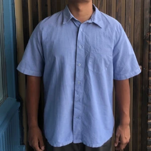 Blå kortärmad skjorta - No brand - blå kortärmad skjorta.  SIZE: L. Pris: 99kr+frakt. Kontakta mig vid köp eller frågor om plagget, frakten osv. Mvh Petter