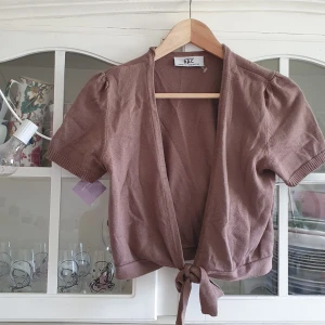Brun bolero i strl S/M - Brun bolero från bonprix collection! Står ingen storlek men typ en S/M🙏 i fint skick!