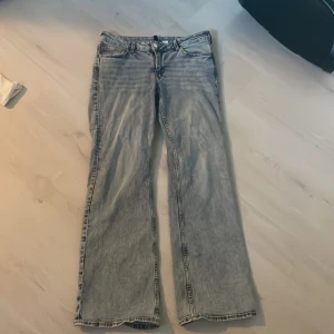 H&M jeans - Lågmidjade jeans från h&m köpta i början av sommaren, säljes pga alldeles för stora, använda 2 gånger men ser helt nya ut.  Dom är en blandning på wide/bootcut, på mig satt dom mest som bootcut. Väldigt långa! 