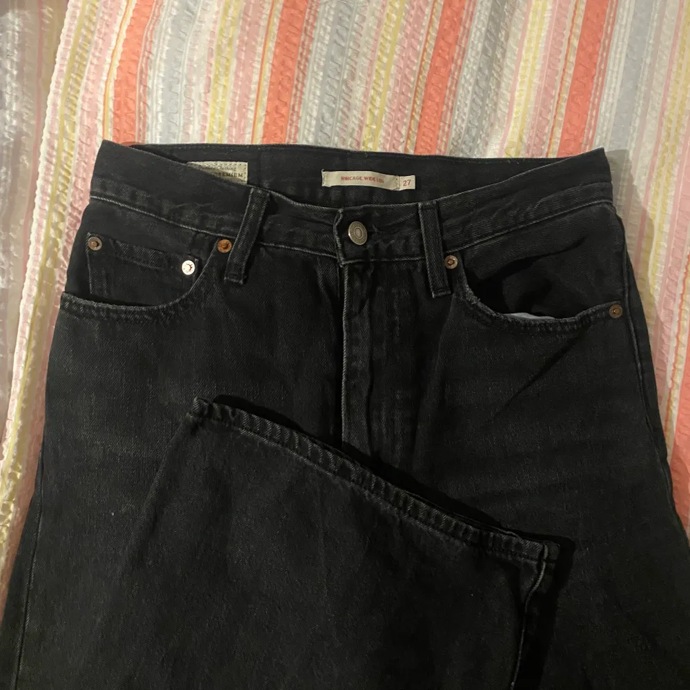 Oerhört populär modell från Levis som är slutsåld! Storlek W27 L32. Fint skick använda fåtal gånger💘. Jeans & Byxor.