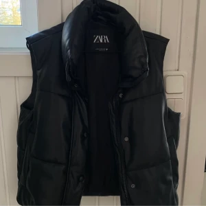 Skinnväst - Säljer denna jättesnygga väst från Zara, använd ett fåtal gånger men är perfekt nu till hösten då den är ganska så tjock. Köpt för 500 kr nypris. Säljer för 200 kr. 