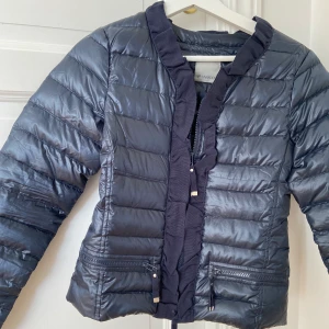 Pinko dunjacka  - Säljer min fina dunjacka från Pinko eftersom den tyvärr är för liten. Använd men fortfarande otroligt fin! Köparen står för frakten 