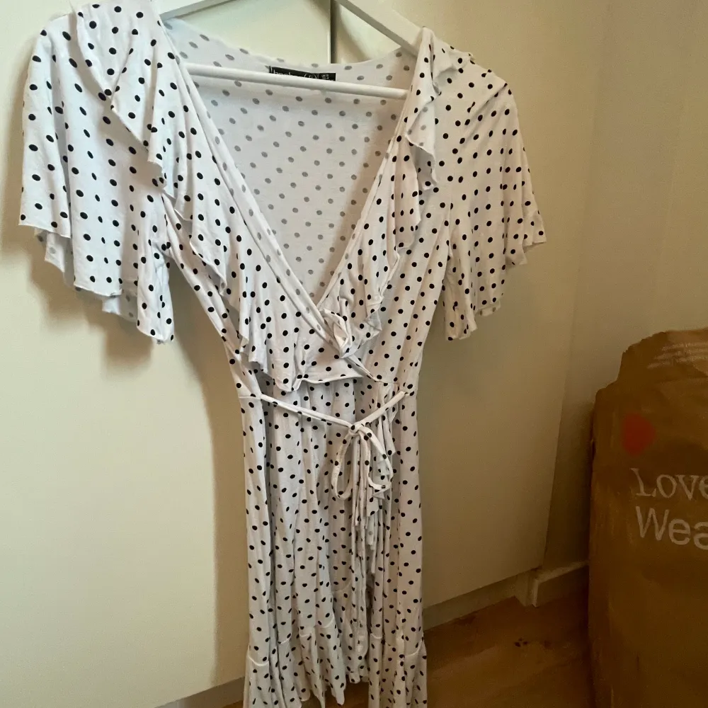 En gullig klänning från Bohoo, aldrig använd pga för kort för mig, (är 172 lång) ordinarie pris 199kr. Klänningar.