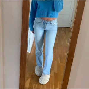 Zara jeans  - Jeans från zara, säljer då dom inte kommer till användning längre strl 34 går över hälen på mig som är 160 (lånade bilder) 