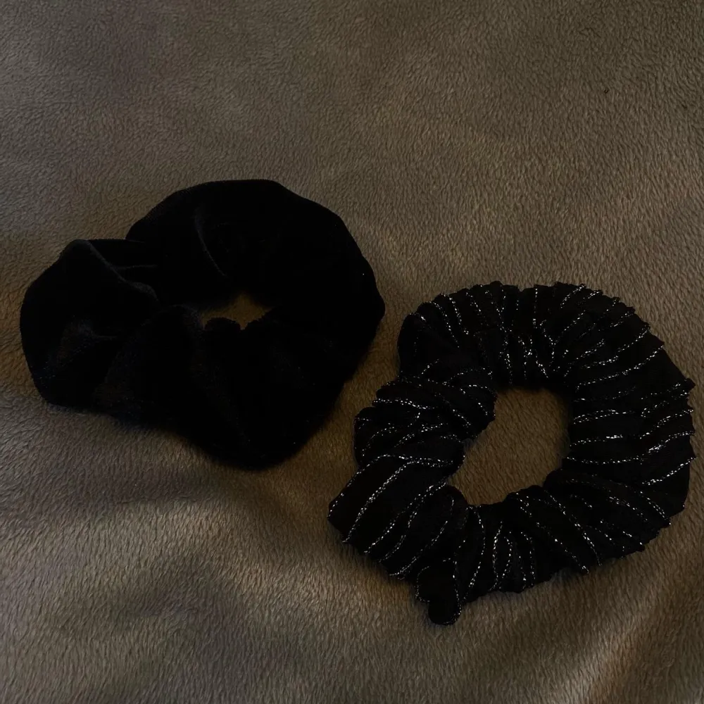 Dessa är gjorda av secondhand tyger. därför finns det endast ett begränsat antal av varje.  Hårbanden: grön glittrig, svart sammet, och svart glittrig.  Scrunchie: svart sammet samt svart glittrig.  Hårband: från 45kr/st Scrunchie: 25kr/st  Frakt på 15kr . Accessoarer.