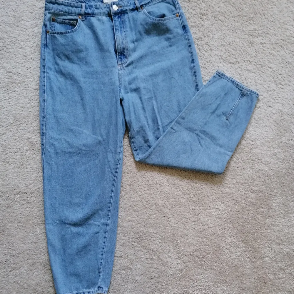 Thinly woven mom jeans. High-waisted. Made of 100% cotton. . Jeans & Byxor.
