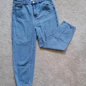 Thinly woven mom jeans. High-waisted. Made of 100% cotton. 