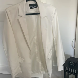 Blazer - Blazer från Vero Moda, köpt i början av sommaren för 500kr  Aldrig använd, bara testad på!  Säljer den då den aldrig kommer till användning Helt ny skick 