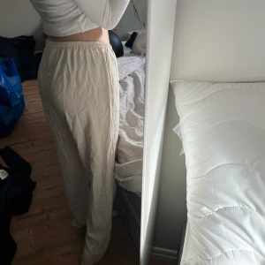 Linnebyxor  - lågmidjade linnebyxor från H&M men som tyvärr var för stora på mig. Är 170cm och de är lite för långa för mig. Snören i fram så de går att knyta. 100kr + frakt🌸