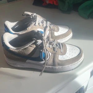 Airforce  - Airforce köpta från Nike i våras för 1300kr. Använda få gånger. Ett litet hål. Pris kan sänkas. Köpare står för frakt.