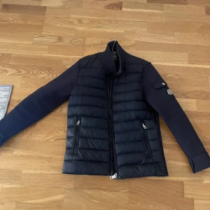 Moncler cardigan  - Hej säljer nu min väldigt fina moncler cardigan jacka jackan är i ett väldigt fint skick och smått använd Jackan är i storlek 0 alltså s storlek Scan och annat som bevisar på äkthet finns 
