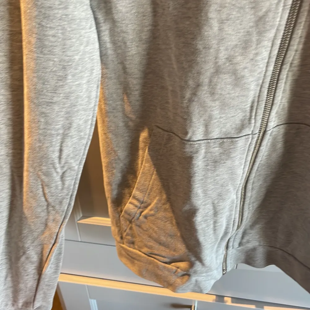grå zip hoodie från samsøe samsøe, Skick 8/10 Ordpris: 899. Hoodies.