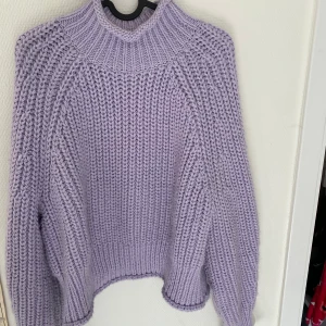 Lila polo  - Underbar lila polo från H&M! Finns inte kvar i lila tröja hos H&M, men är samma modell som på första bilden🥳🥲har ett litet hål på baksidan (bild 3) hör av er vid frågor💜använd typ 2 gånger!