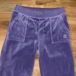 Juicy byxor  - Säljer nu mina lila juicy byxor i färgen Day break 💜kan även tänka mig att byta mot en annan färg! 