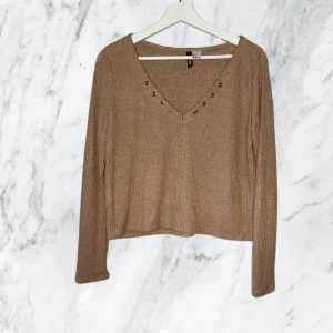 Topp | H&M - Långärmad topp från H&M. Snöret till tröjan är borttappad. Avänd någon gång, i mycket bra skick