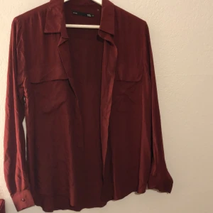 Skjorta - Skjorta från lager 157, den är ostruken på kortet och därför ser använt ut Använd få gånger, men finns inga anmärkningar 