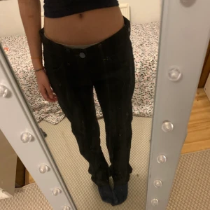 Wrangles jeans - De här jeansen är grå/svarta och jag har ett par exakt likadana fast i helt svart som också finns på min profil. De är i jätte bra skick. De är från märket Wrangles.