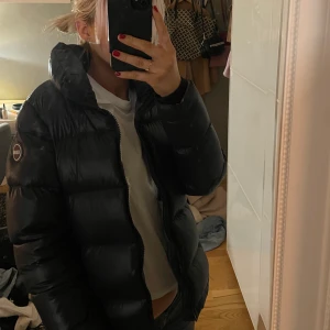 Jacka - Undrar om någon är intresserad av att köpa!💗💗 Köpt för 5500 kr och är i ett bra skick! Såklart äkta Lägg bud från 3500kr!