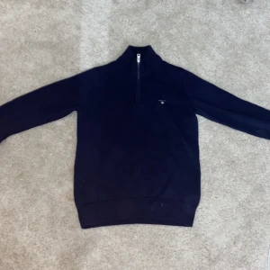 Gant tröja - Hej! Jag säljer en gant tröja som inte riktigt var min stil! Det e äkta och har en krage hoppas ni vill köpa! 