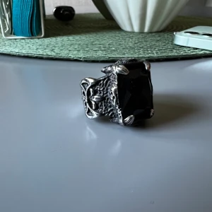 outlet amsterdam ring  - svart stor ring från outlaws amsterdam i rostfritt stål  säljer då den är för liten för mig, helt ny och oanvänd  nypris 450 kr  storlek 9 kan hämtas eller fraktas, isåfall får köpare stå för fraktkostnad