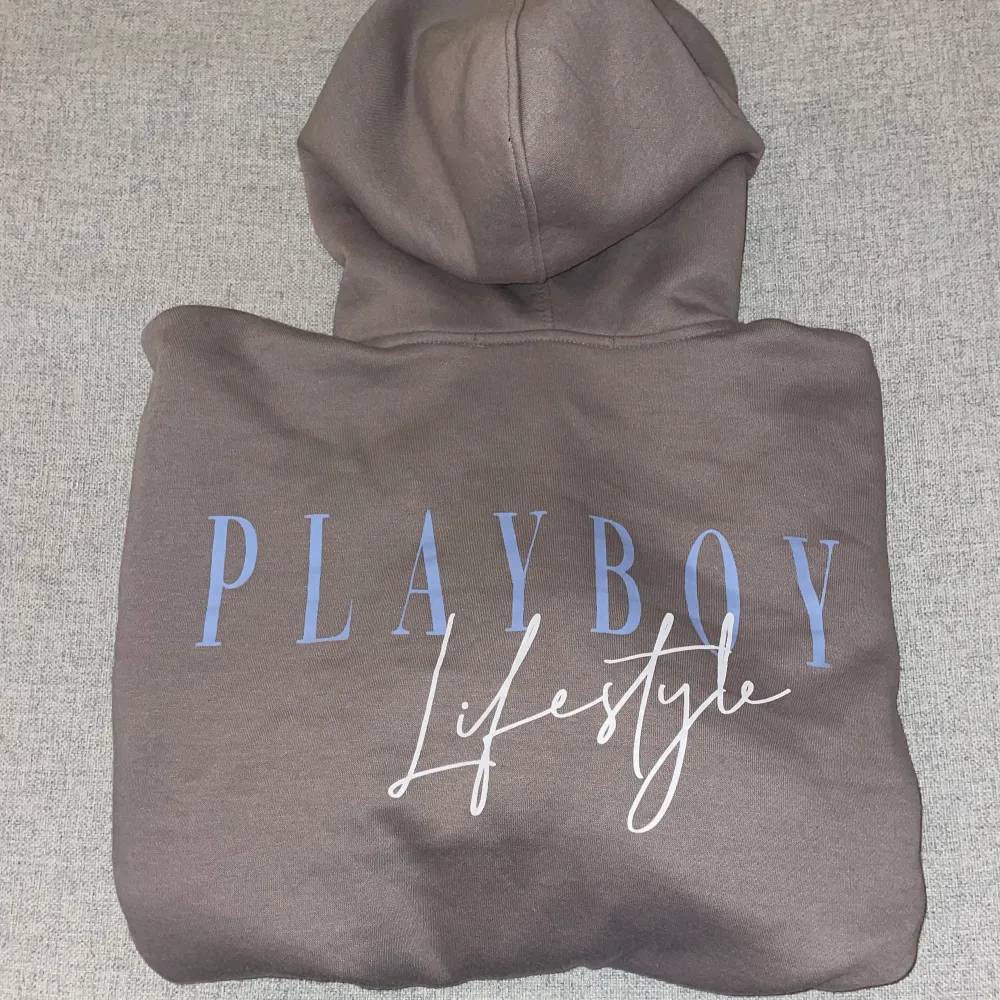 Playboy hoodie grå i stl M, brukar ha S men ville ha den lite oversized. Använt 1-2 gånger så i bra skick. Hoodies.